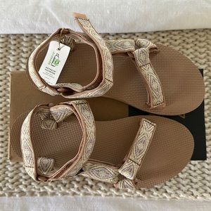 Brand New Never Worn Mauve Women Teva size 7